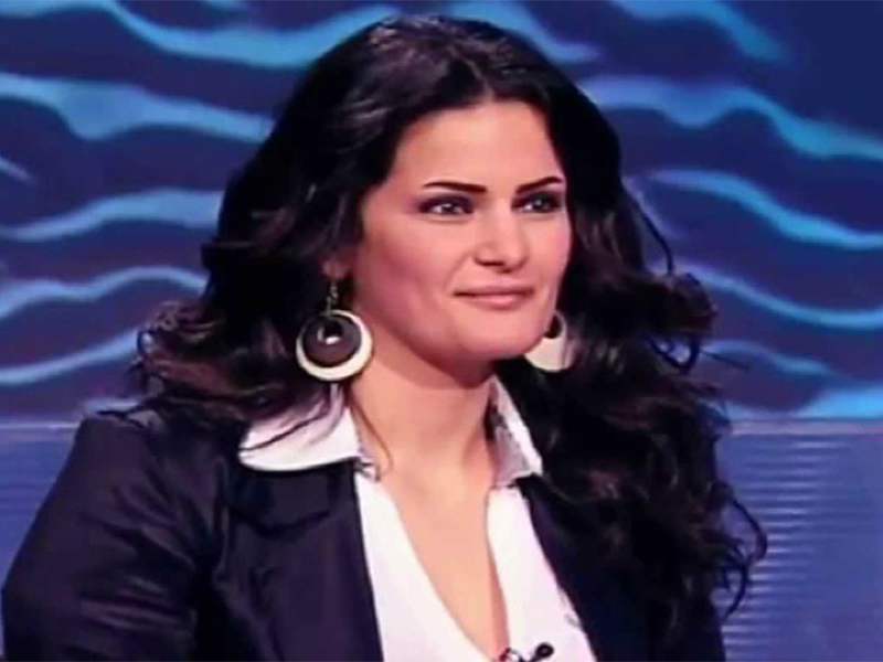 بالفيديو: سما المصري تُدرّس للطلاب في جامعة مصرية شهيرة